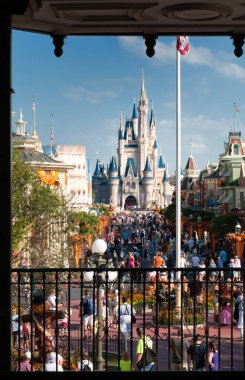 Disney 'in Sihirli Krallığı' nda bir sürü turist 