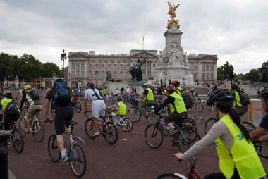 Londra, İngiltere'de Buckingham Sarayı'nda Kraliçe'nin muhafızları         
