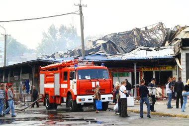 23 Eylül 2009 'da Dnipro, Ukrayna' daki 2 hektarlık ticaret merkezi bölgesinde yangın çıktı.    