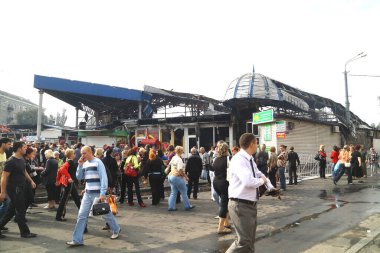 23 Eylül 2009 'da Dnipro, Ukrayna' daki 2 hektarlık ticaret merkezi bölgesinde yangın çıktı.    