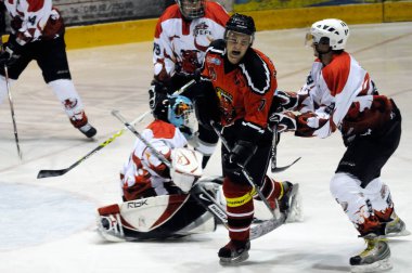 28 Kasım 'da, Salzburg Hokey Ligi' nde, AUSTRIA 'da. Schuettdorf kalecisi Peter Hochwimmer 'dan harika bir kurtarış. 28 Kasım 2010 'da SV Schuettdorf ve Devils Salzburg (Sonuç 2-13) arasındaki maç, Zell am hokey sahasında