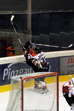 28 Kasım 'da, Salzburg Hokey Ligi' nde, AUSTRIA 'da. Schuettdorf kalecisi Peter Hochwimmer 'dan harika bir kurtarış. 28 Kasım 2010 'da SV Schuettdorf ve Devils Salzburg (Sonuç 2-13) arasındaki maç, Zell am hokey sahasında