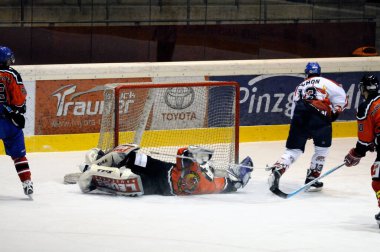 28 Kasım 'da, Salzburg Hokey Ligi' nde, AUSTRIA 'da. Schuettdorf kalecisi Peter Hochwimmer 'dan harika bir kurtarış. 28 Kasım 2010 'da SV Schuettdorf ve Devils Salzburg (Sonuç 2-13) arasındaki maç, Zell am hokey sahasında