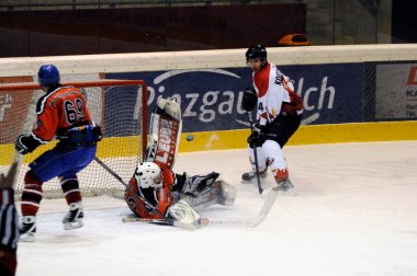 28 Kasım 'da, Salzburg Hokey Ligi' nde, AUSTRIA 'da. Schuettdorf kalecisi Peter Hochwimmer 'dan harika bir kurtarış. 28 Kasım 2010 'da SV Schuettdorf ve Devils Salzburg (Sonuç 2-13) arasındaki maç, Zell am hokey sahasında