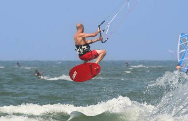 Uçurtma aktivitesi. Yazın aktif eğlence.