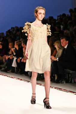 arka plandaki etkinlikte güzel bayan model