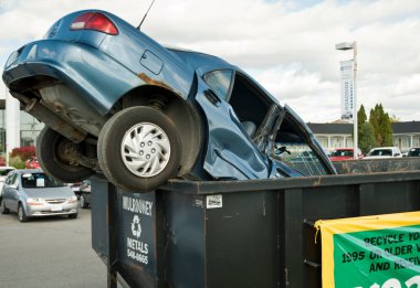 Çöp kutusunda bir kamyon var.