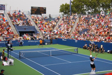 Açık havada açık tenis kortunda 