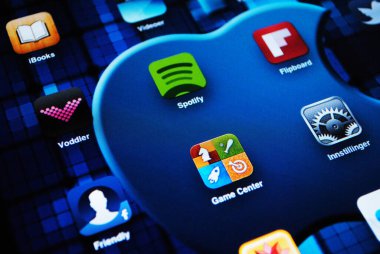 Arkaplanda simgeler olan iPad, kapat