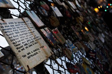 Manhattan, Brooklyn Köprüsü 'nde aşk köprüsü