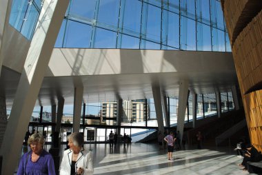Oslo Opera Binası, arka planda seyahat yeri