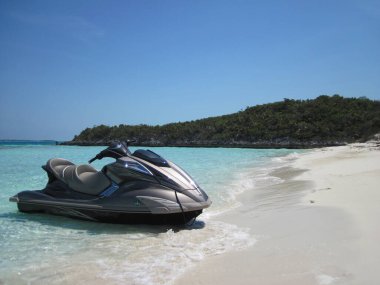 Sahilde jet ski, arka planda seyahat yeri