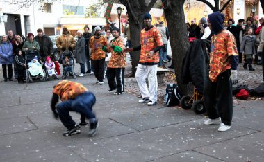 Sokakta sokak dansı gösterisi 