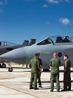 Erkekler ve Makine. Uçak gündüz uçuşuna hazır.