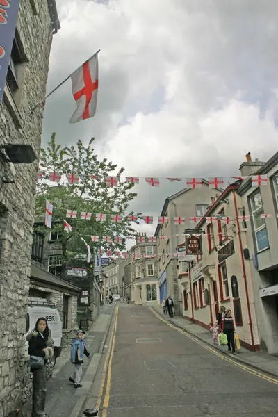 坎布里亚肯德尔市中心的英格兰国旗 — 图库照片