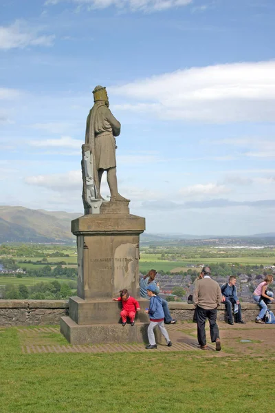 Туристы Статуи Роберта Брюса Возле Замка Стерлинг Шотландии — стоковое фото