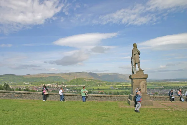 Τουρίστες Στο Άγαλμα Του Robert Bruce Κοντά Στο Κάστρο Stirling — Φωτογραφία Αρχείου