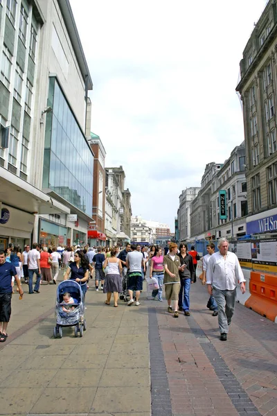 Acquirenti Pedestrianized Street Liverpool — Foto Stock