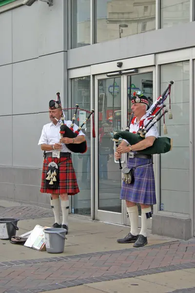 Два Шотландца Килтсе Играют Волынке Ливерпуле — стоковое фото