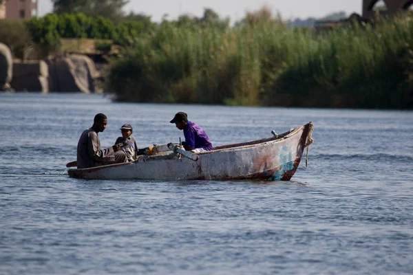 Ludzie Nad Rzeką Nilu Pobliżu Asuanu Egipt — Zdjęcie stockowe