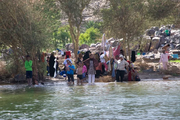 Άνθρωποι Στον Ποταμό Νείλο Κοντά Στο Ασουάν Της Αιγύπτου — Φωτογραφία Αρχείου