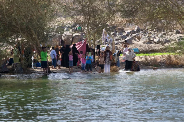 エジプト アスワン近くのナイル川の人々 — ストック写真