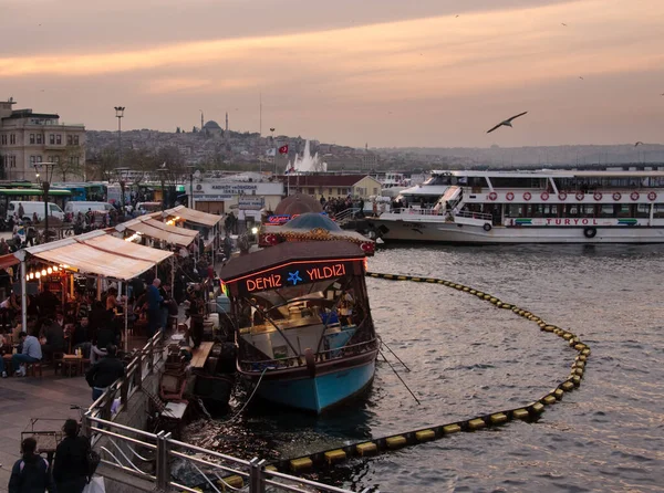 Barcos Restaurante Pela Ponte Galata Istambul — Fotografia de Stock