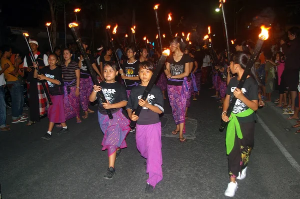 Hindu Kaka Nın Yeni Yıl Geçit Töreninde Balili Çocuklar — Stok fotoğraf