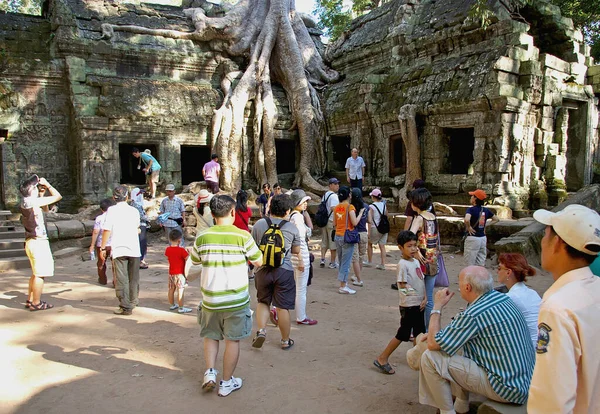 Tourists Crowd Historic Temple — Stock Photo, Image