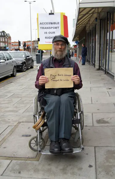 1 Ekim 2010 'da Ilford' daki Gants Hill Kavşağı 'nın açılışında engelli protestocu 