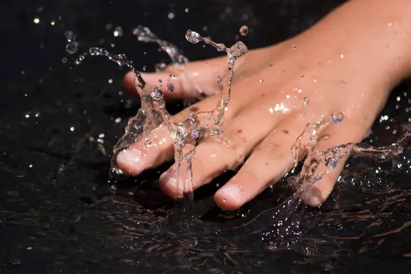 Ręka Splashing Tle Zbliżenie — Zdjęcie stockowe