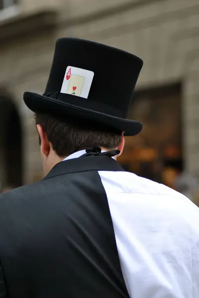 Mann Mit Hut Mit Karte Herz Ass — Stockfoto