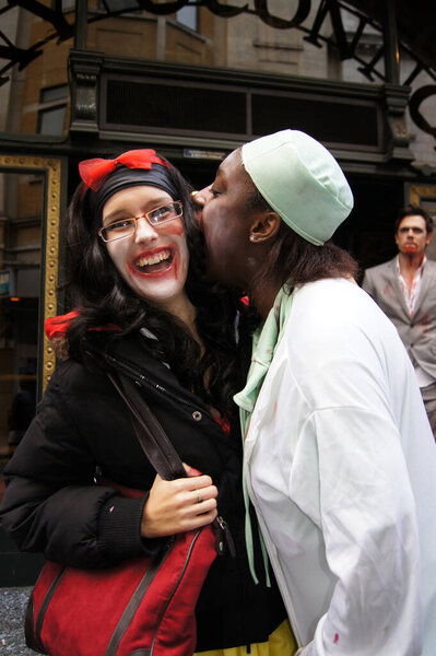 Прогулка зомби в центре Лондона 30 октября 2010 