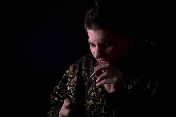 タバコを持つ若い男の肖像 — ストック写真