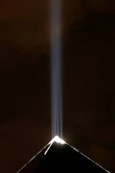 夜のイルミネーションでピラミッド — ストック写真