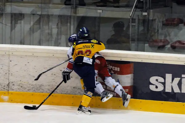 Zell AM See, AUSTRIA - 30 Kasım: Avusturya Ulusal Ligi. ATSE Graz için skor yapma şansı. EK Zell am See - ATSE Graz (Sonuç 0-4) maçı 30 Kasım 2010 'da, Zell am hokey sahasında