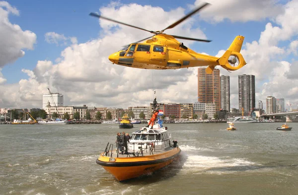 Räddningshelikopter Över Båt Hamn — Stockfoto
