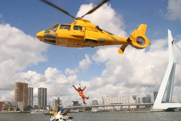 Kurtarma Helikopteri Şehirde Uçuyor — Stok fotoğraf