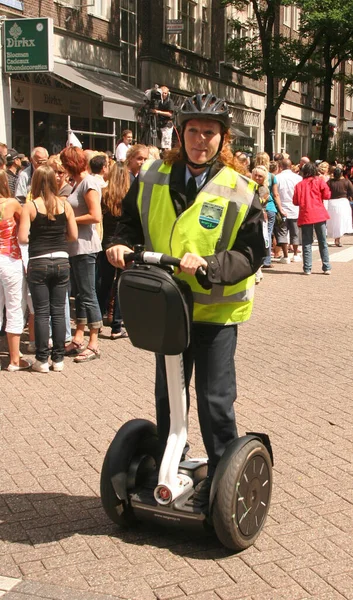 Вид Policewoman Segway — стоковое фото