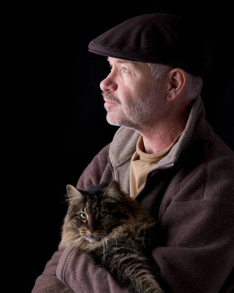 Retrato Homem Sênior Com Gato Marrom — Fotografia de Stock