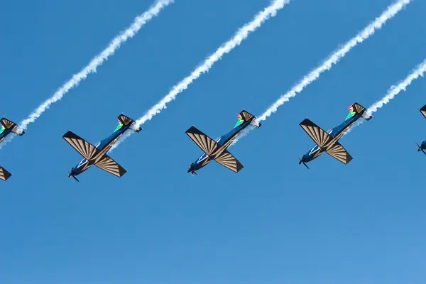 Mavi Gökyüzünde Falcon Formasyon Uçakları — Stok fotoğraf