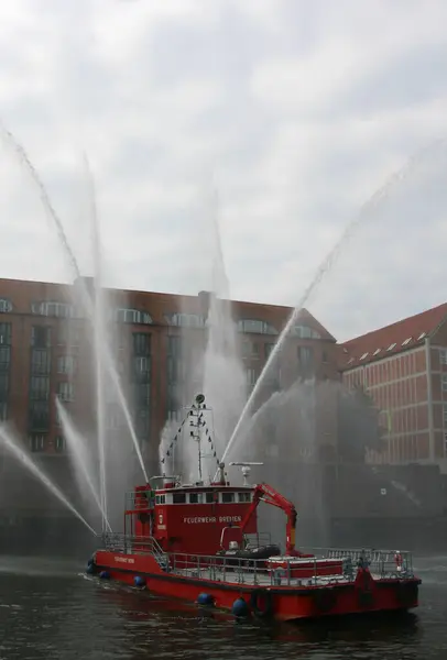 Feuerboot Spült Die Luft — Stockfoto