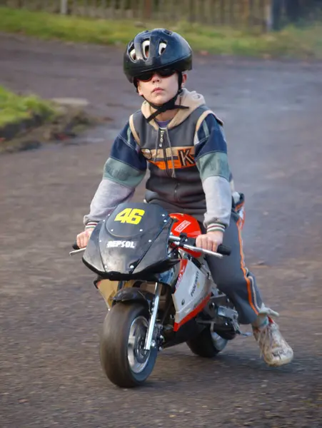 Niño Pequeño Casco Montado Una Motocicleta — Foto de Stock