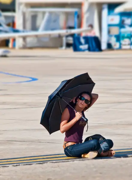 Arka Planda Şemsiyesi Olan Bir Kadın — Stok fotoğraf