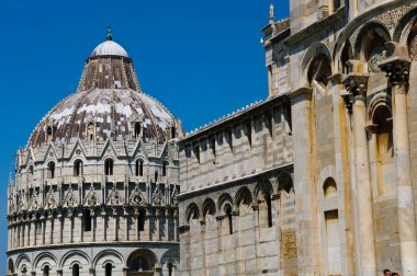 Pisa Katedrali mavi gökyüzü üzerinde 