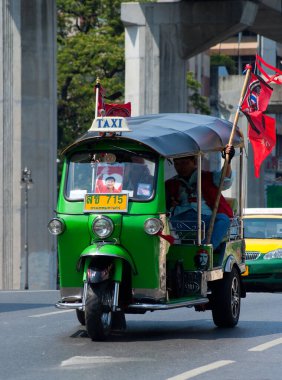 BANGKOK, THAILAND - 21 Nisan 2010: Başbakan Abhisit Vejajiva 'yı 21 Nisan 2010' da Bangkok, Tayland 'da büyük gösteriler düzenleyerek istifa etmeye zorlayan Kırmızı Gömlekliler siyasi hareketi üyeleri.    