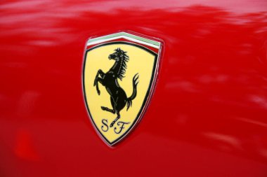 Kırmızı Scuderia Ferrari arka planda