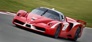 Arka planda kırmızı Ferrari FXX