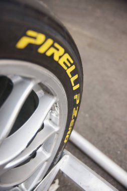 Arka planda Pirelli P Sıfır yarış lastiği