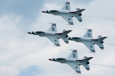 Thunderbird Aerobatik Takımı gökyüzünde uçuyor.